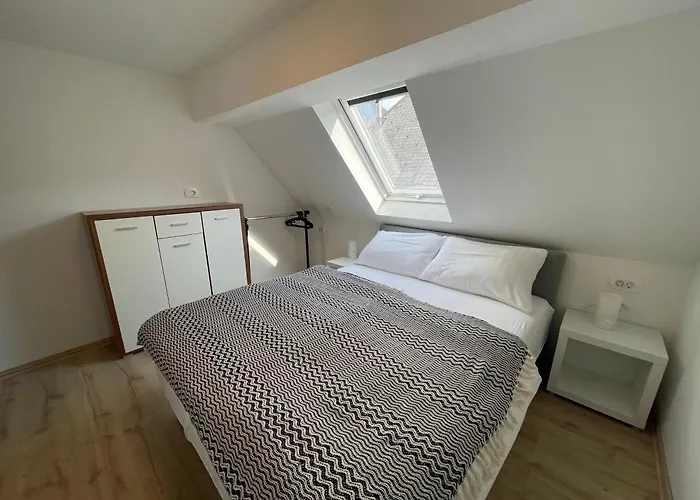 Apartma Tonii דירה *